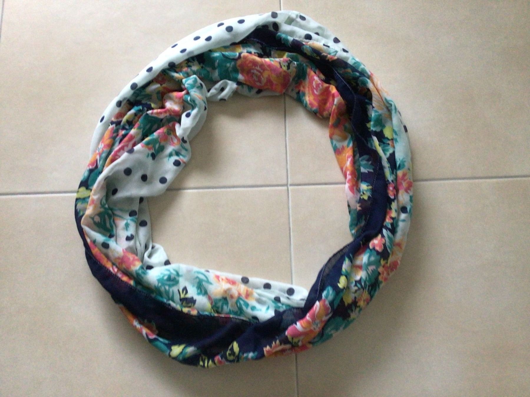 Foulard & Sciarpe: Loopschal mit Blumenmuster & Punkten – Usato da Frauenfeld venduto da Stehojen 2