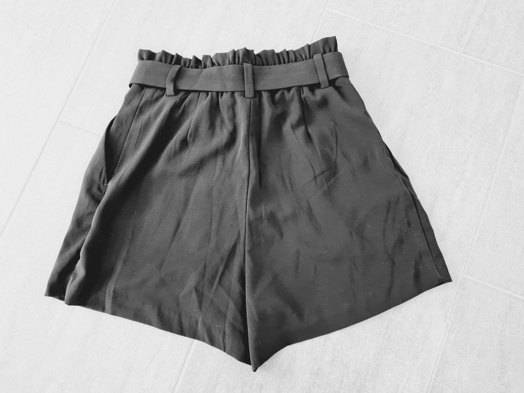 H&M Pantaloni: H&M Short Farbe schwarz gr.34 – Usato da Mezzovico venduto da maemy 3