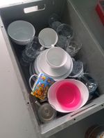 Geschirr Tassen Schalen Gläser verschiedene Stücke