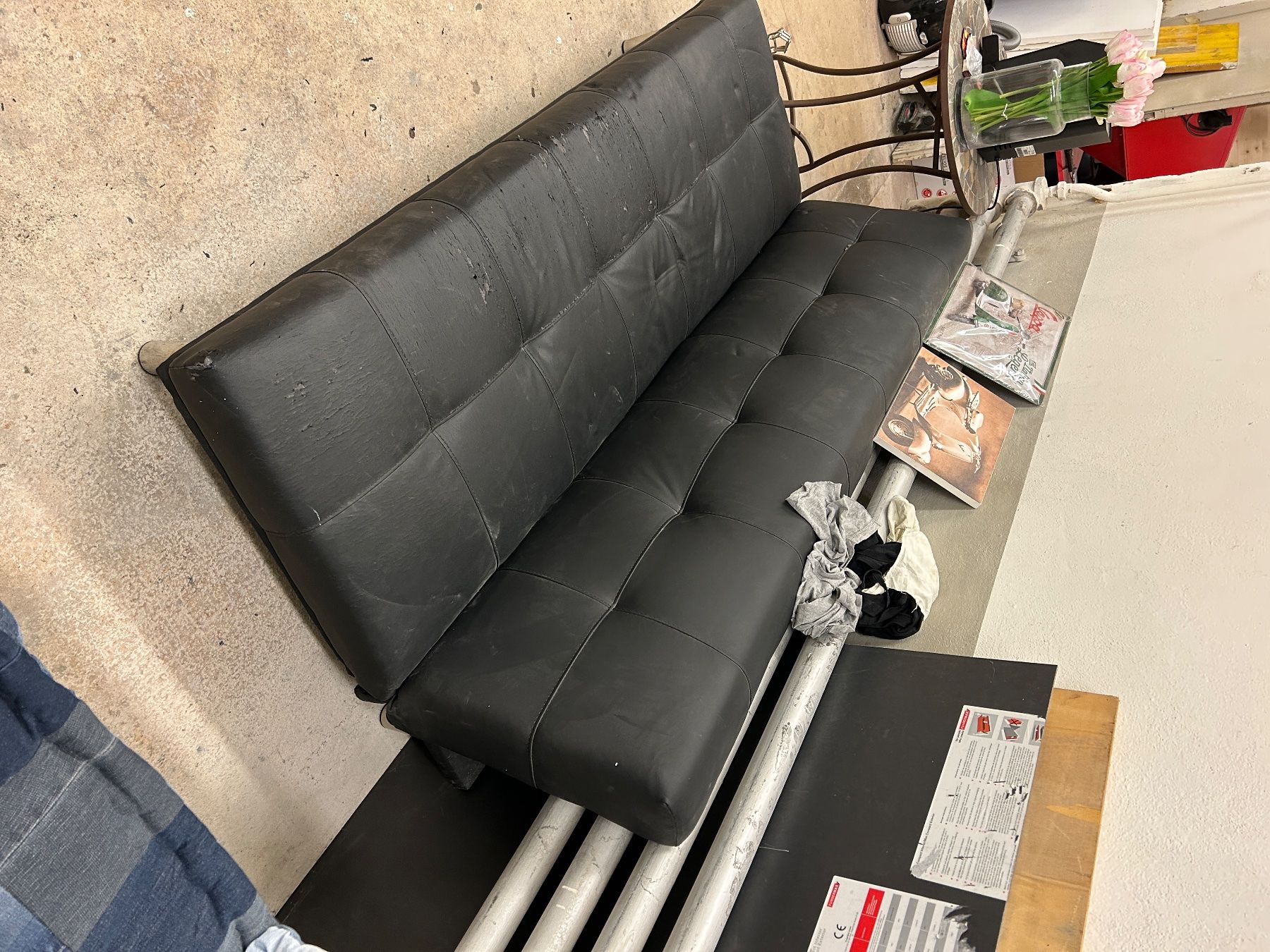 Divani: Schwarzes Kunstleder Sofa - Gästebett Funktion – Usato da Winterthur venduto da Enzo76