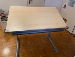 Schreibtisch aus Holz und Metall, höhenverstellbar