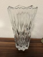 Élégant vase en verre taillé, parfait pour vos fleurs