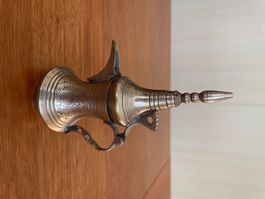 Antike Dallah Kaffeekanne – Arabische Mokkakanne aus Messing