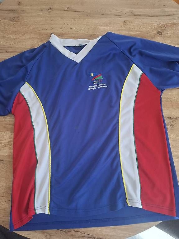 Canottiere & Pantaloni: Pull team olympique NAMIBE – Usato da Monthey venduto da australie 1