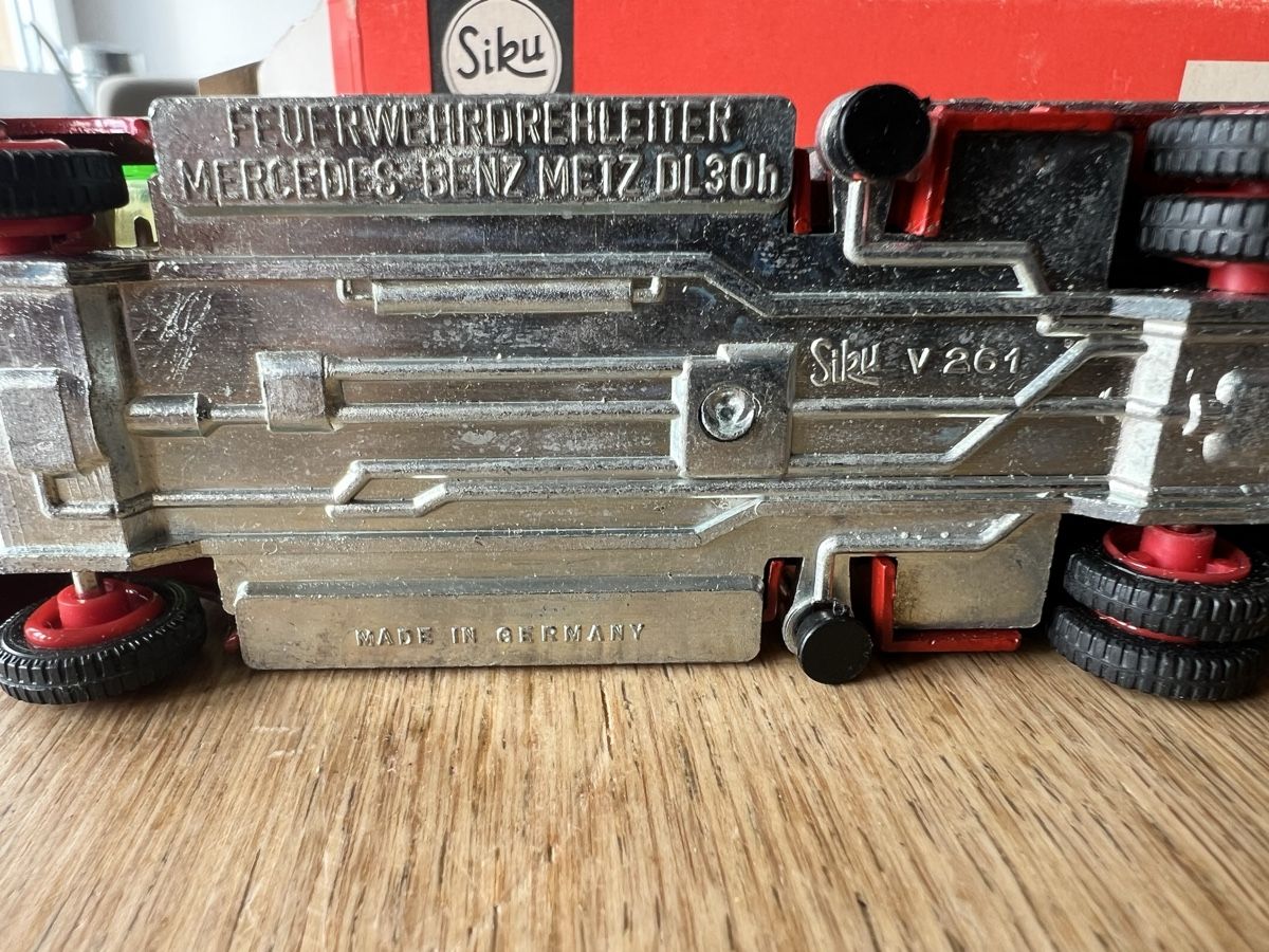 Siku Modellini d'auto: Feuerwehrdrehleiterwagen SIKU V261 – Usato da Meilen venduto da wehrluzern 1