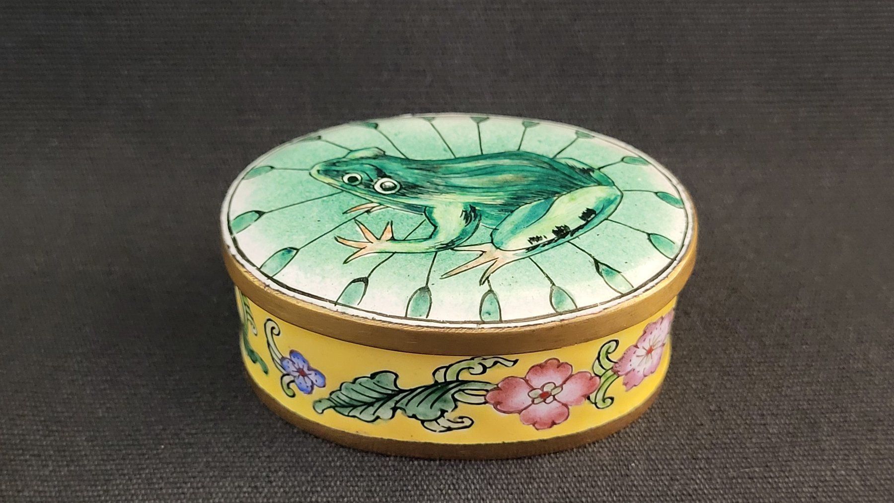 Figuren: Emaille-Dösli mit Frosch-Motiv – Gebraucht aus Basel von spinne02