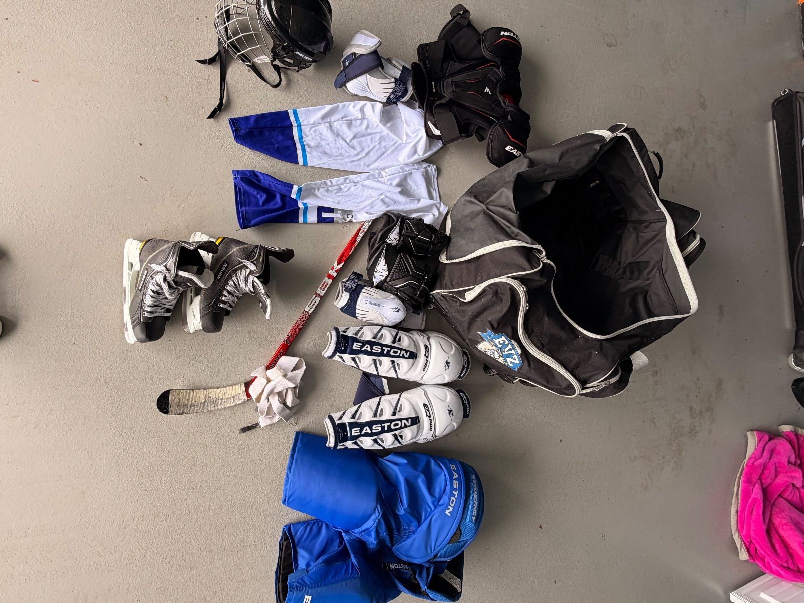 Bauer Pattini da ghiaccio: Komplette Eishockey Ausrüstung gem. Bild – Usato da Immensee venduto da Tago1