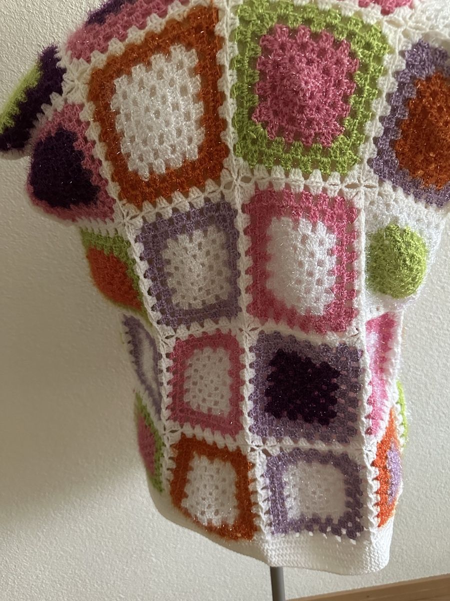 Gilet & Giacche senza maniche: Handgemachte Häkel-Strickjacke/Strickgilet – Nuovo e nell'imballaggio originale da Erlinsbach SO venduto da dikaan 4