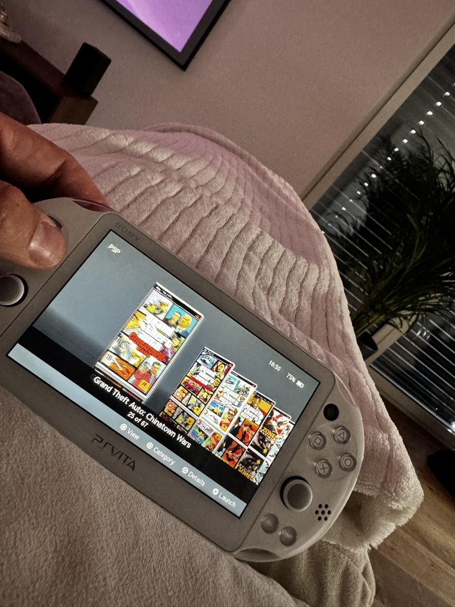 Sony Consoles: Sony PS Vita – D'occasion à Riken AG par Herakles.18 1