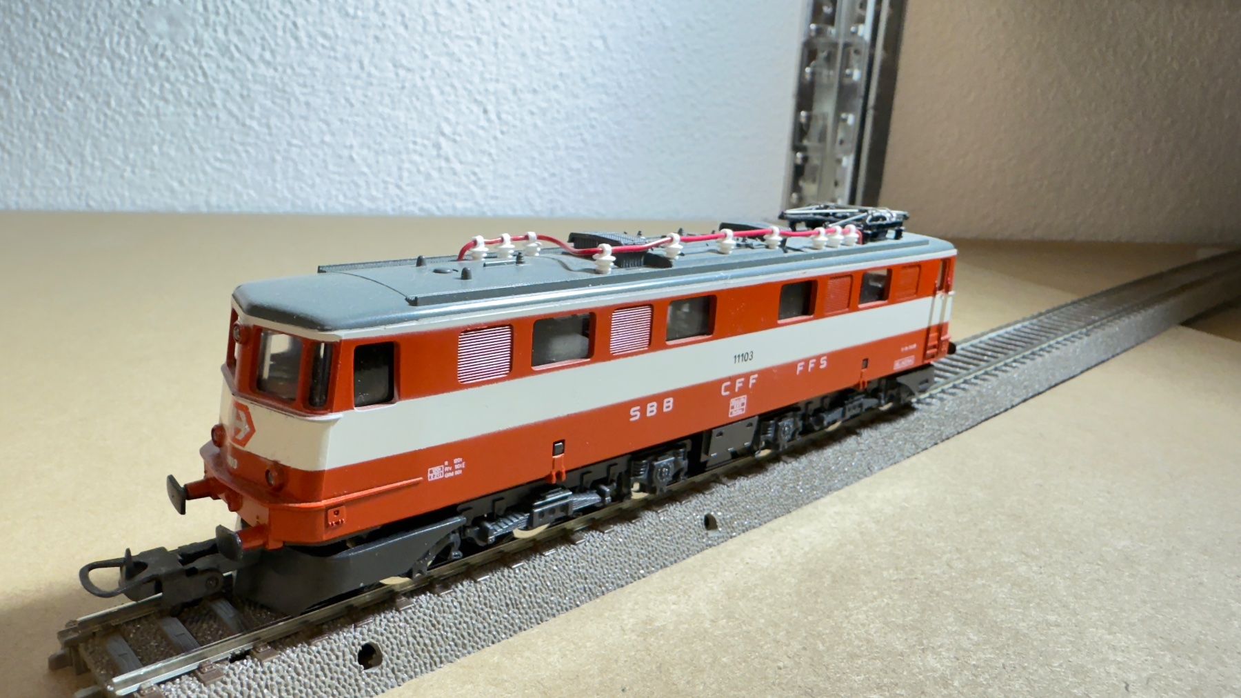Lima Modelleisenbahnen: Lima Ae 6/6 Swiss Express H0 / DC – Gebraucht aus Windlach von Kelebra 3