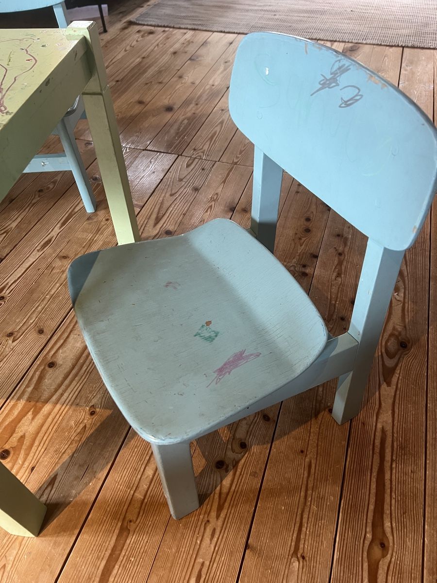 Set di tavolo e panche: Kindertisch mit zwei Stühlen, Maltisch, Basteltisch – Usato da Wohlenschwil venduto da SmokyAnnie 2