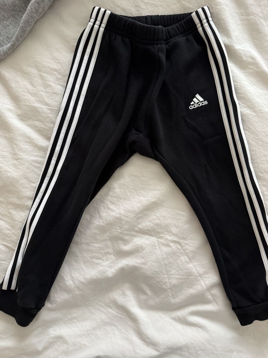 Adidas Lotti di vestiti: Ensemble Adidas gris et noir, 2 pièces, taille 104 – Usato da Saillon venduto da alico 3