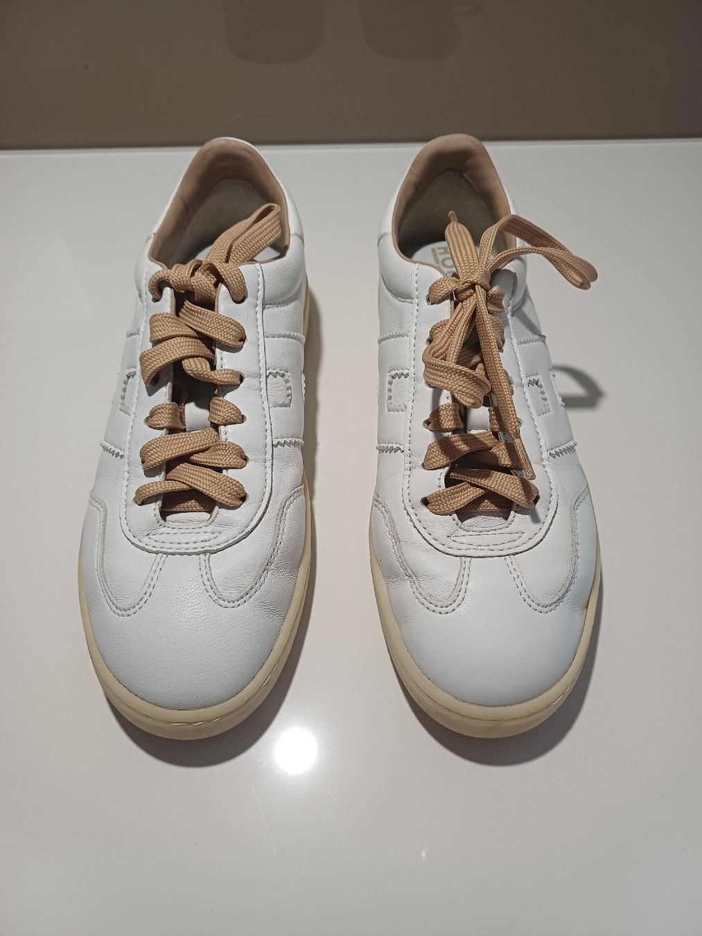 Hogan Damenschuhe: wenig getragene Hogan Sneaker – Gebraucht aus Goldach von Requiliz