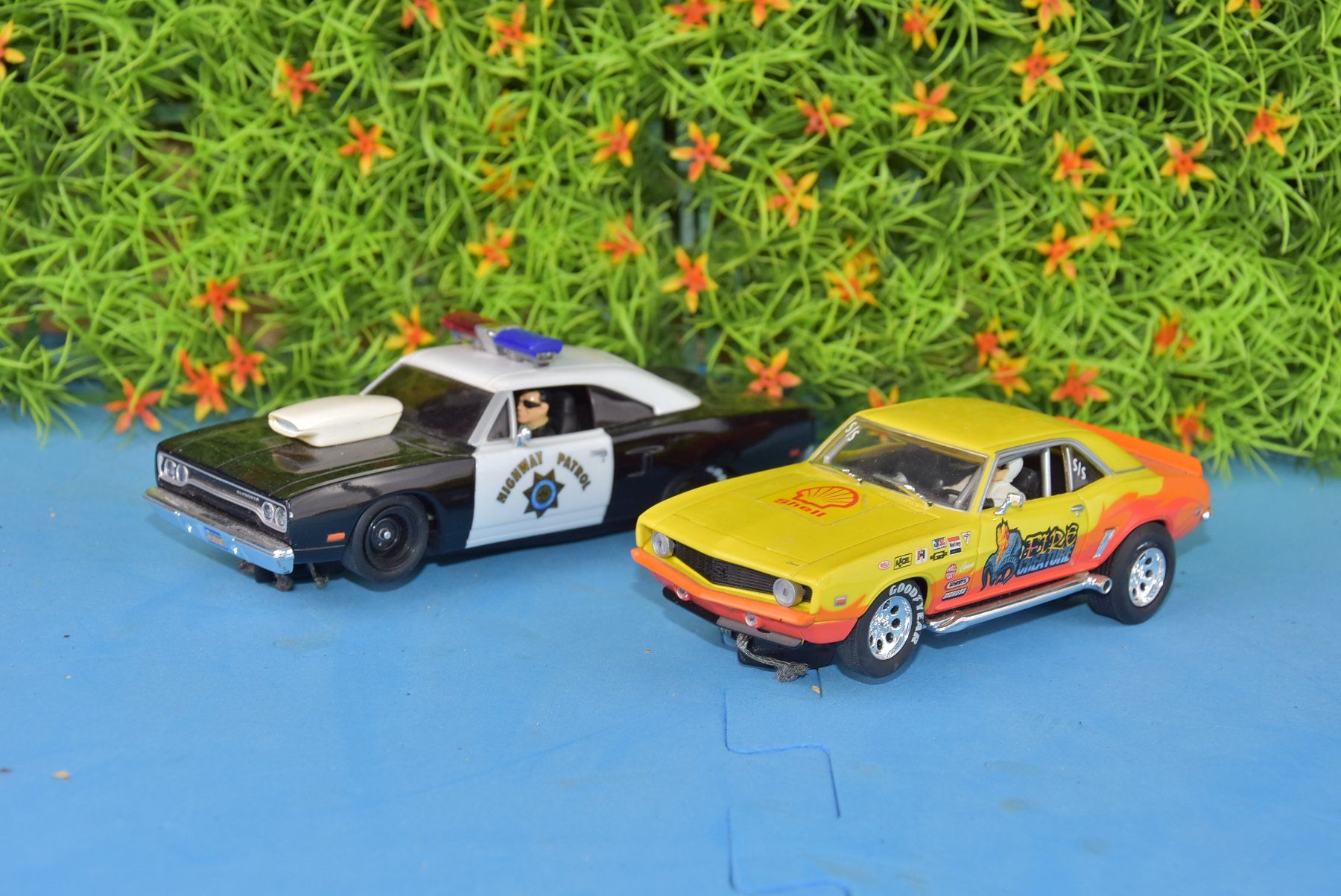 Carrera Modellautos: FÜR FR. 1.00   CARRERA EVOLUTION 2 STÜCK SUPER KLASSIKER iO – Gebraucht aus Wohlen AG von 5610WOHLEN- 2
