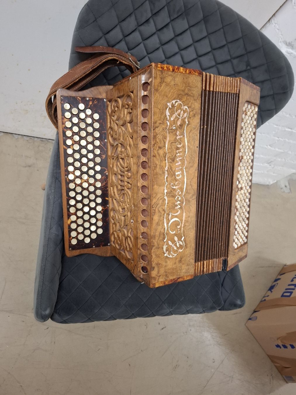 Musikinstrumente: chromatisch nussbaumer orgeli. – Gebraucht aus Villeneuve von BibiVintage
