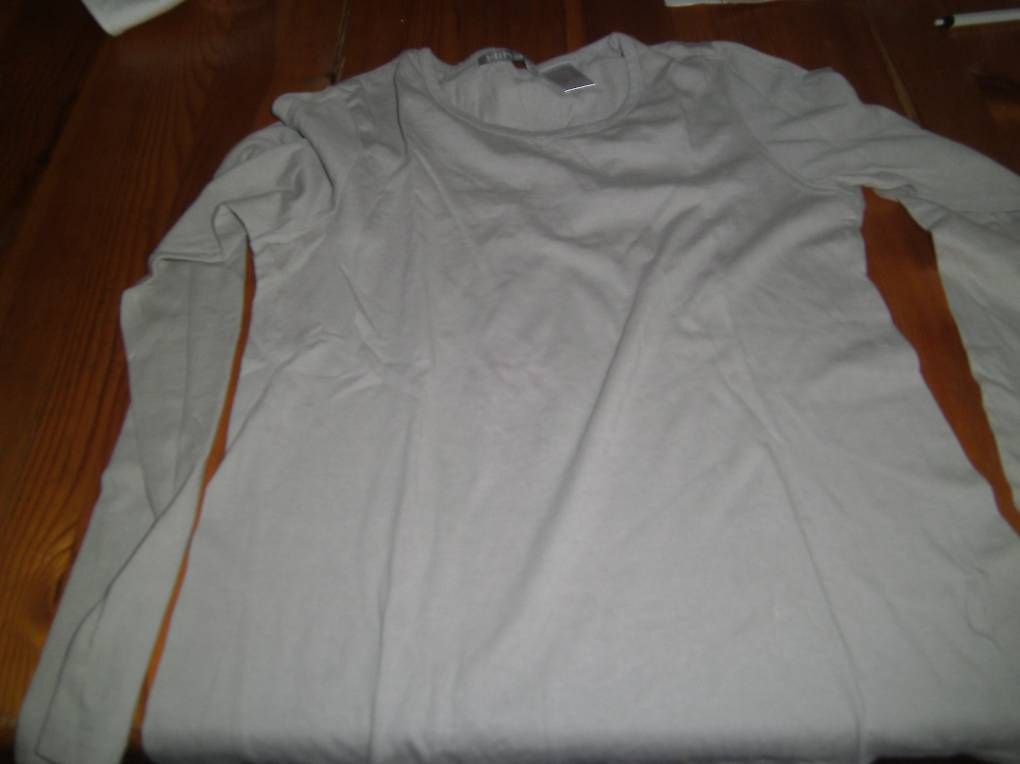 Blusen, T-Shirts & Tops: 2 Shirt gr. 140 – Gebraucht aus Ostermundigen von deb1deb1