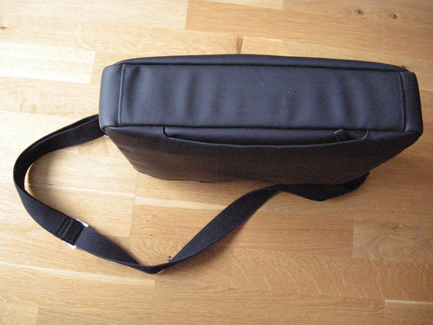Valigie & Borse: Lacoste Laptop-, Büro-, Aktentasche – Usato da Bottmingen venduto da dah_cfj9 6
