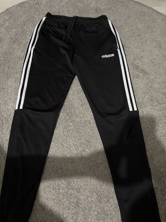 Adidas Pantaloni: Adidas Trainingshose Gr. M schwarz/weiss – Nuovo (secondo la descrizione) da Sargans venduto da remo.muro