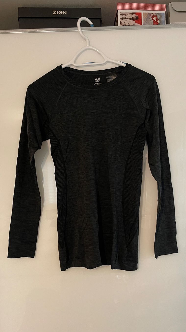 H&M Tops: Sportshirt H&M langarm – Neu (gemäss Beschreibung) aus Lausen von sim_hgp6