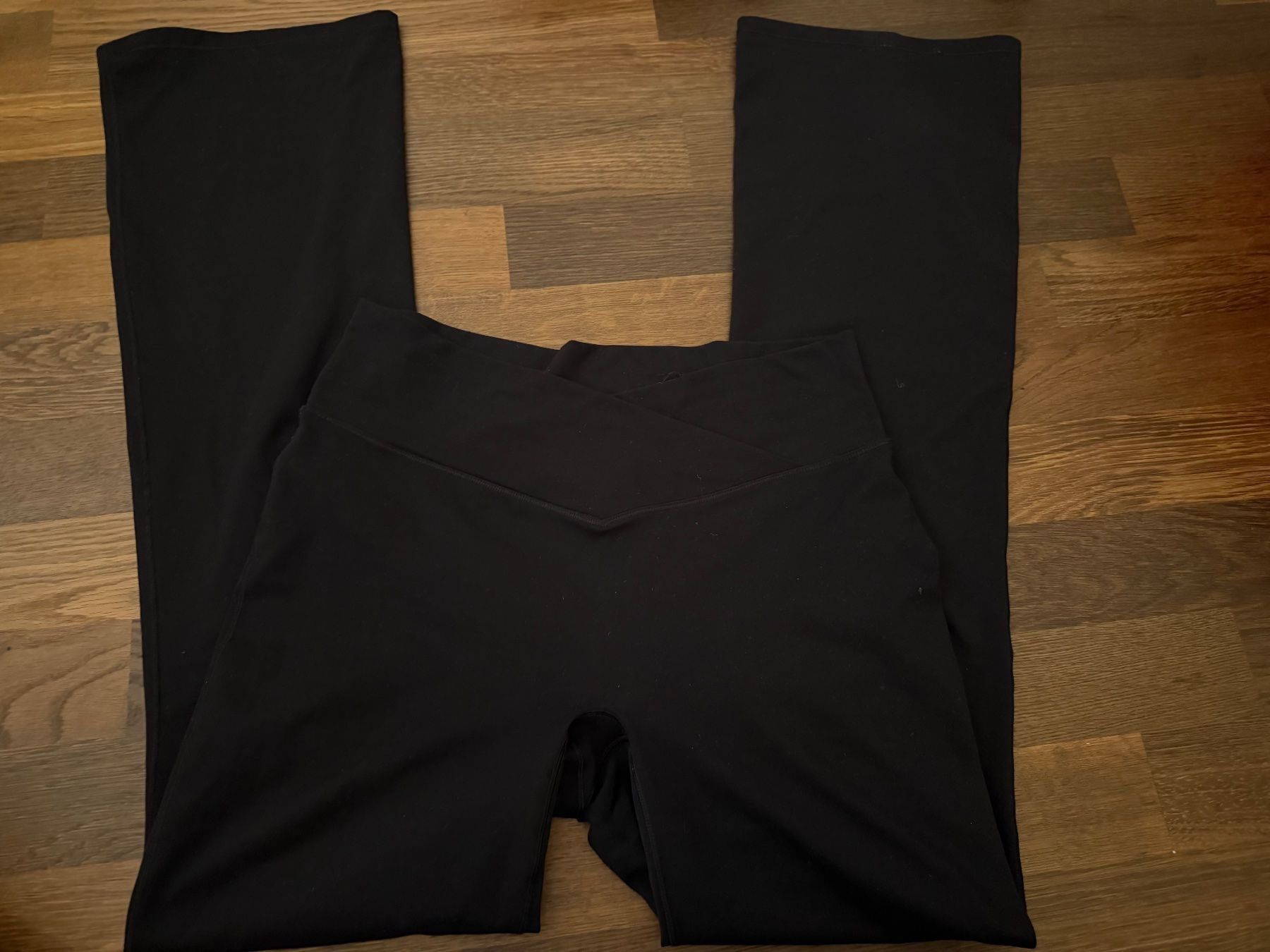 H&M Leggings: H&M flared leg leggings L crossover – Usato da Adliswil venduto da lar_2ltd 1