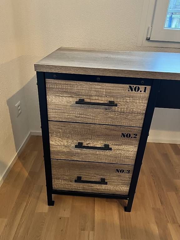 Schreibtische: Pult – Gebraucht aus Bassersdorf von Anp7902 1