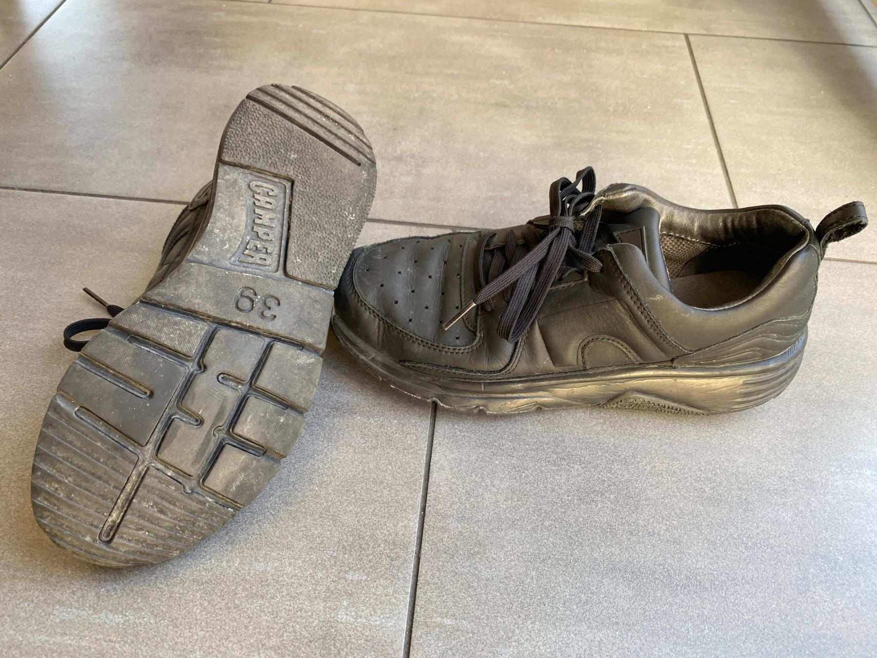 Scarpe da donna: Damen Turnschuhe / Echt Leder – Usato da Hergiswil LU venduto da Kubb76