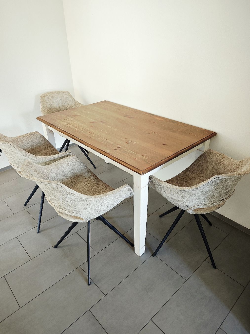 Set di tavolo e panche: Esstisch mit 4 drehbaren Stühlen + Barhocker – Usato da Chur venduto da Edina1994