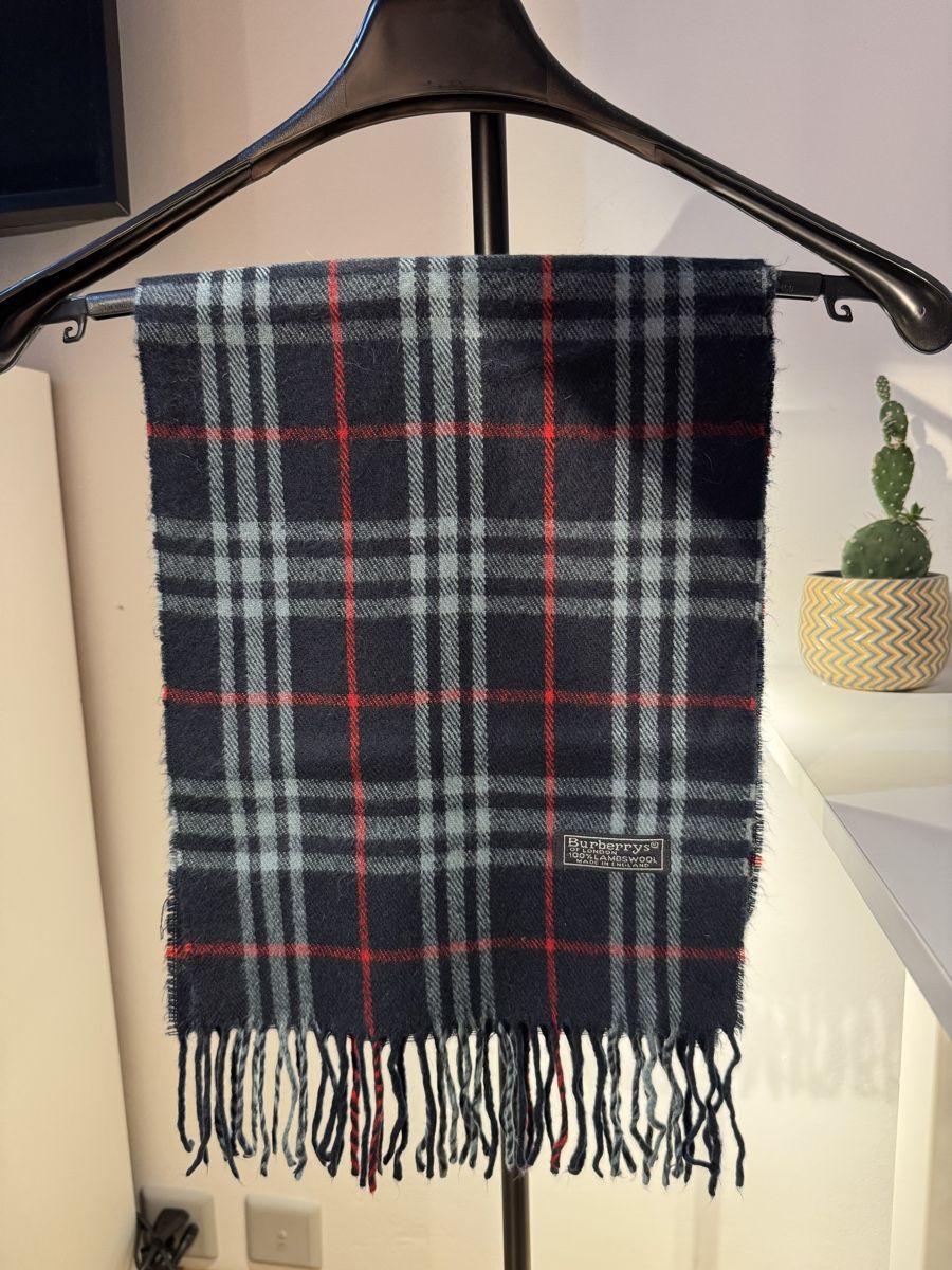 Burberry Foulard & Sciarpe: Écharpe Burberry originale – Usato da St-Maurice venduto da Nikitas_P