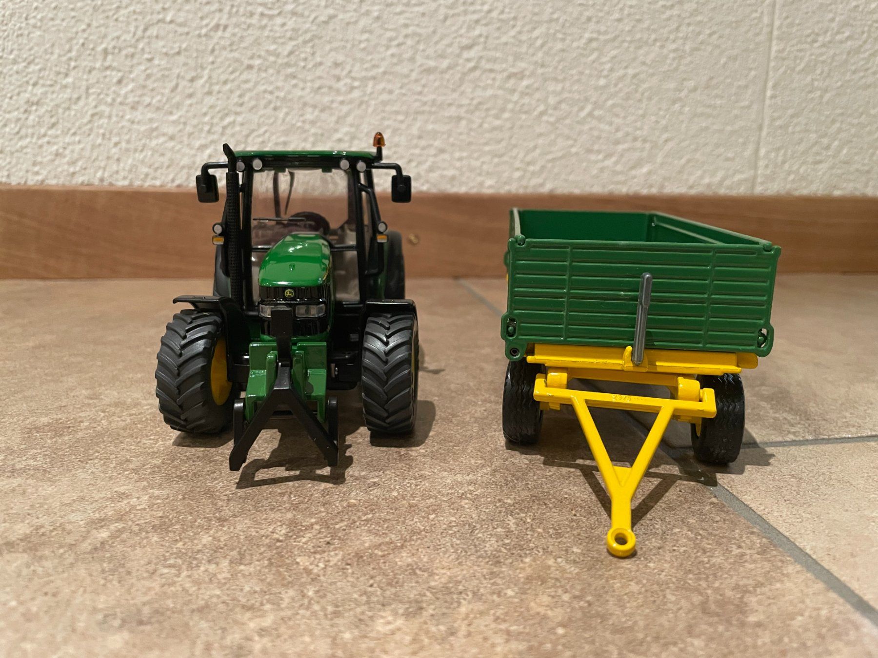 John Deere Trattori: SIKU John Deere 5820 mit Anhänger – Nuovo e nell'imballaggio originale da Kreuzlingen venduto da Stefan1150 1