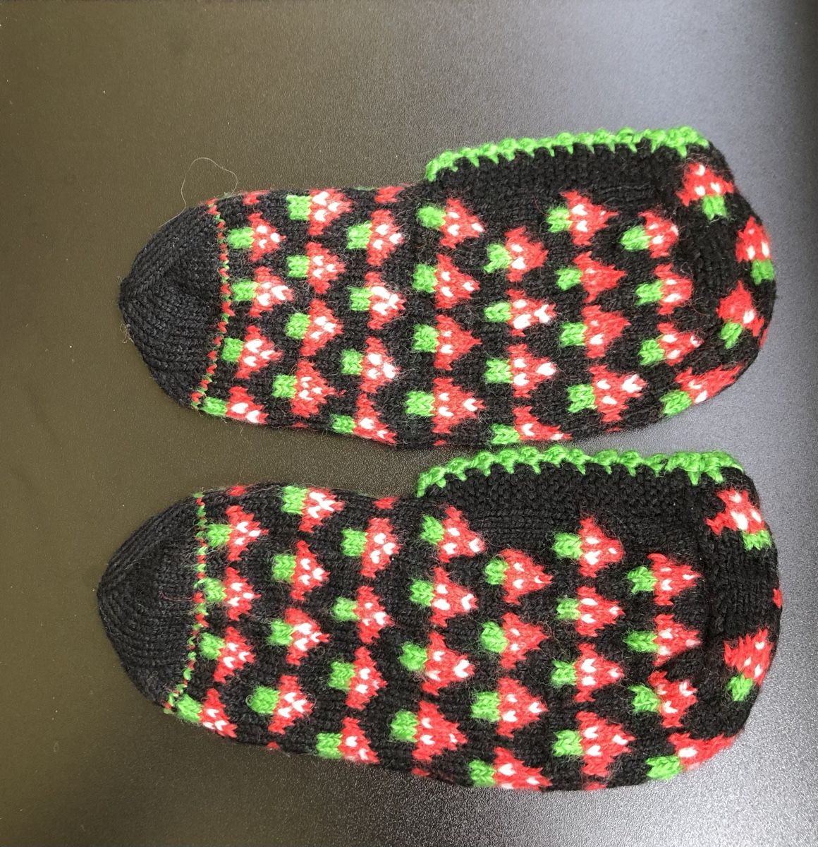 Scarpe da uomo: Handgestrickte Hausschuhe Erdbeermotiv schwarz Grösse ca.39 – Nuovo (secondo la descrizione) da St.Gallen venduto da nitka. 1