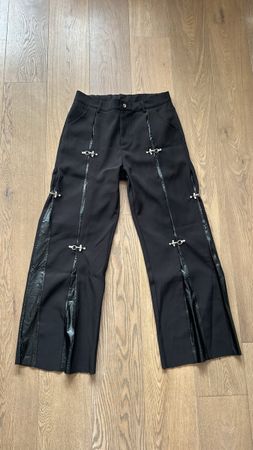 Schwarze Y2K-Hose mit Kreuz-Details – Grösse XL