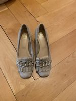 Day Pumps Wildleder grau mit Kette Grösse 37.5 Zustand gut