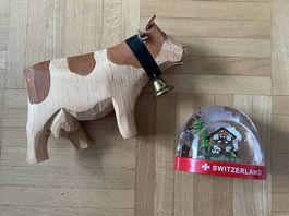 Schweizer Souvenirs (Holzkuh und Schüttelkugel)