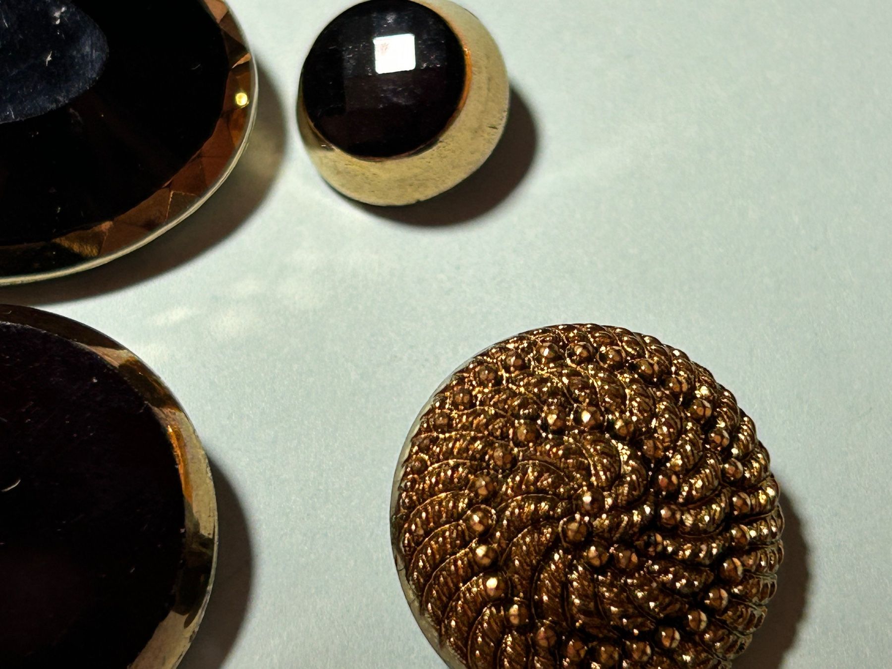 Bottoni: Schwarze Glasknöpfe mit Goldbedampfung – Nuovo (secondo la descrizione) da Pfeffingen venduto da Alusru70 2