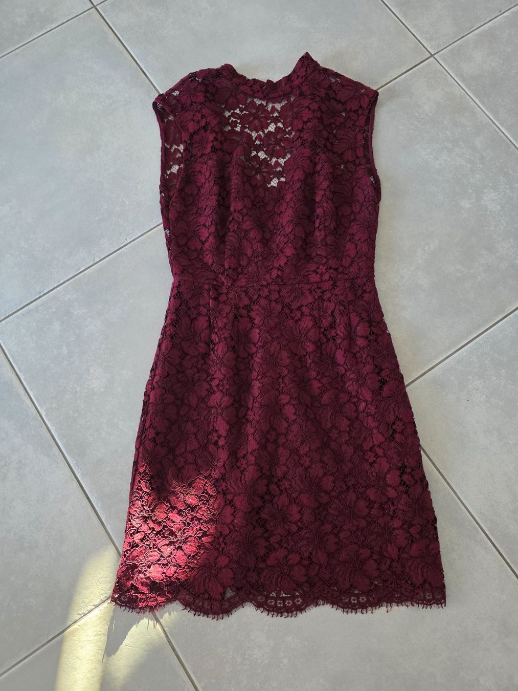 Sandro Vestiti: Robe bordeaux Sandro, taille 1, dentelle florale chic – Nuovo (secondo la descrizione) da Vallamand venduto da joa_6v5n 5