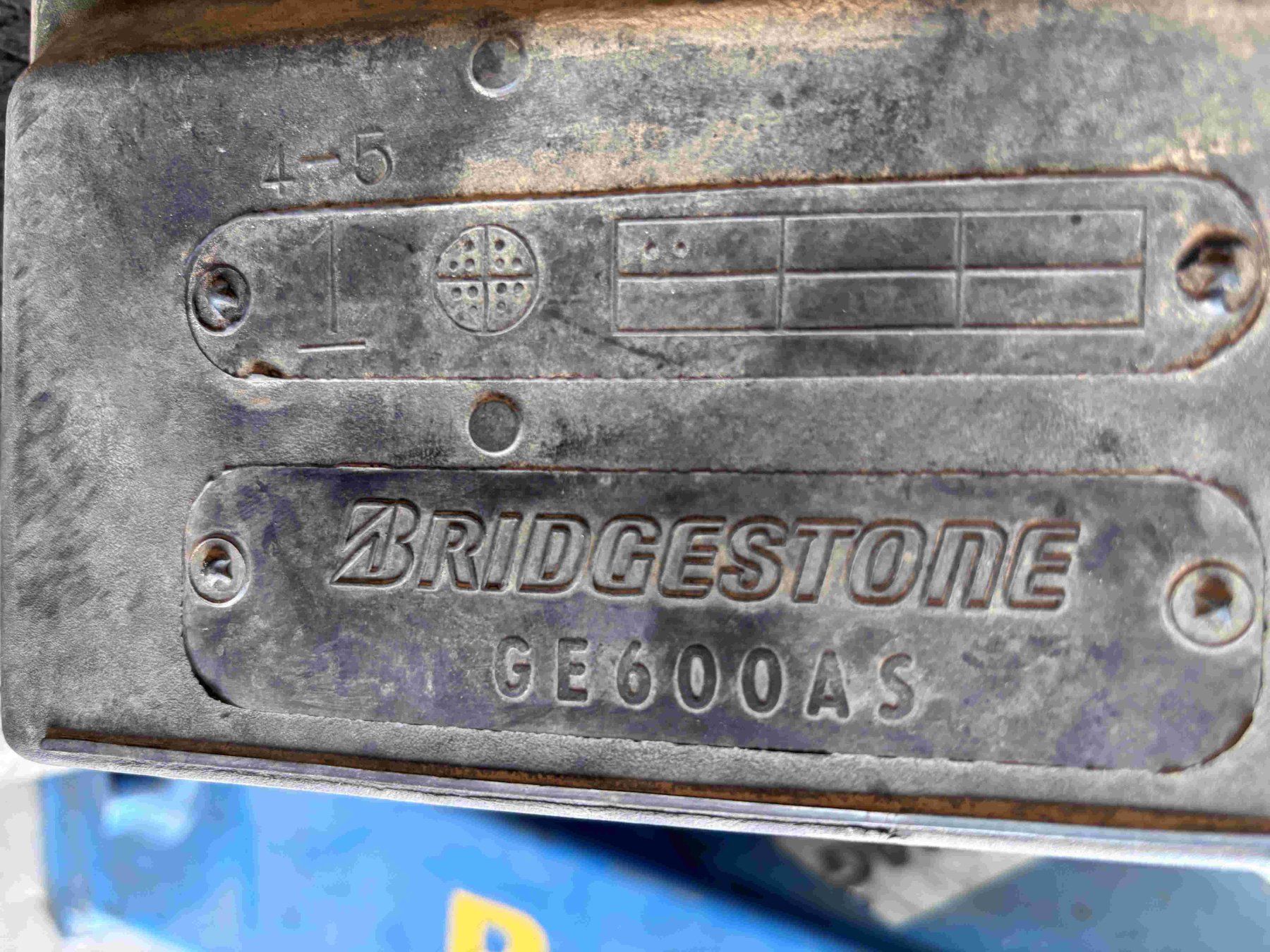 Bagger: Roadliner Gummipads Bridgestone GE600AS – Gebraucht aus Regensdorf von BAMAG-Maschinen 1