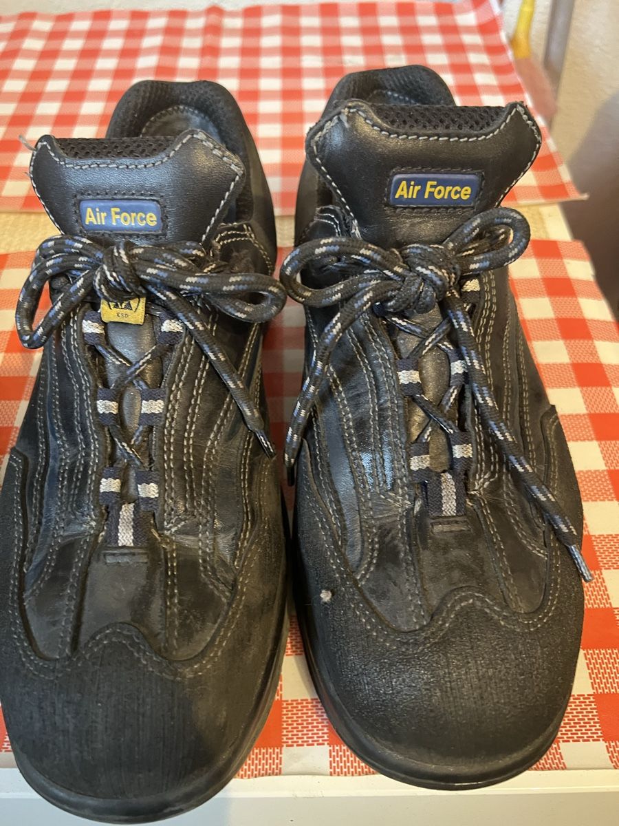 Scarpe da uomo: 2 Arbeit Schuhe gr. 42 Stahl Kappend – Usato da Triesen venduto da bubita 2