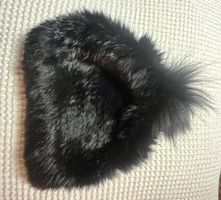 Schwarze Pelzmütze Milestone mit Bommel, Winter Accessoire