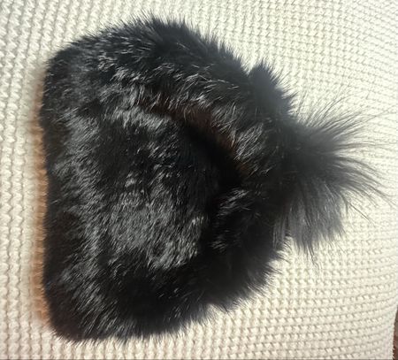 Schwarze Pelzmütze Milestone mit Bommel, Winter Accessoire
