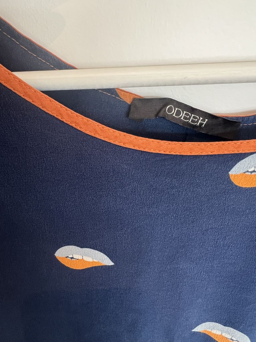 Camicette: ODEEH Seidenbluse, dunkelblau mit Lippenprint, Gr. 38 – Usato da Meilen venduto da Dievondort 1
