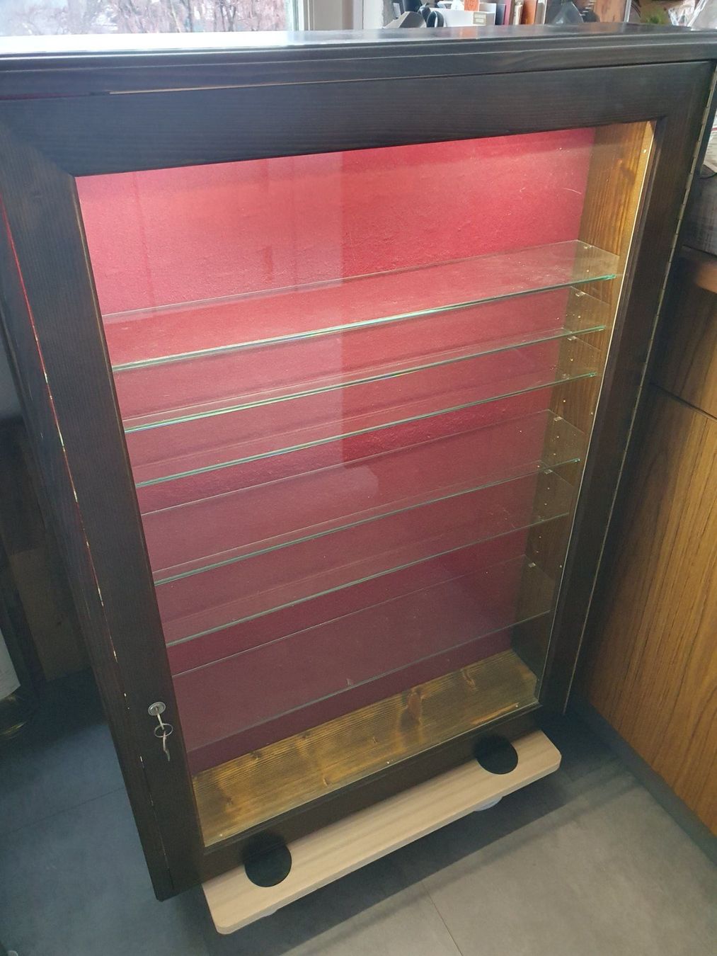 Vetrine: Holzvitrine mit Glastablaren, abschliessbar – Usato da Killwangen venduto da versus77 1