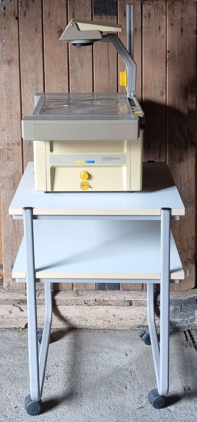 Proiettori: Hellraumprojektor Kindermann famulus 3  mit Rolltisch – Usato da Bern venduto da ros_v7ry