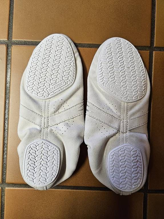 Scarpe da uomo: Gymnastikschuhe Gr. 32 – Usato da Merishausen venduto da NicoleB81 1