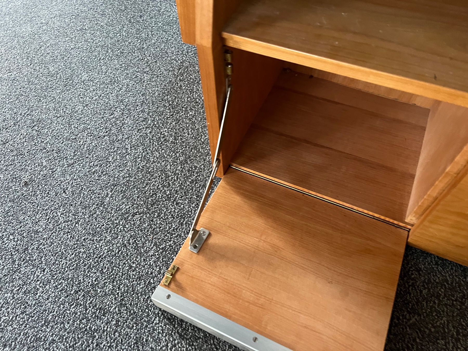 Comodini: Bettrückwand mit Nachttisch – Usato da Solothurn venduto da Spicar 3