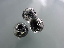 Glasperlen schwarz, 6mm, glow in the dark 5 Stück