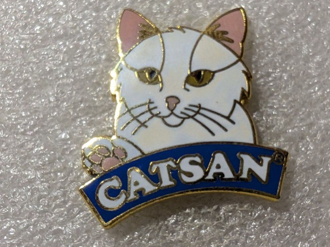 Plaketten & Abzeichen: Ansteckpin 204: Catsan – Gebraucht aus Oppligen von Pin-Fall-Shop