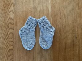 Handgestrickte Babysicken Grau Fusslänge 11cm Gr.18/19