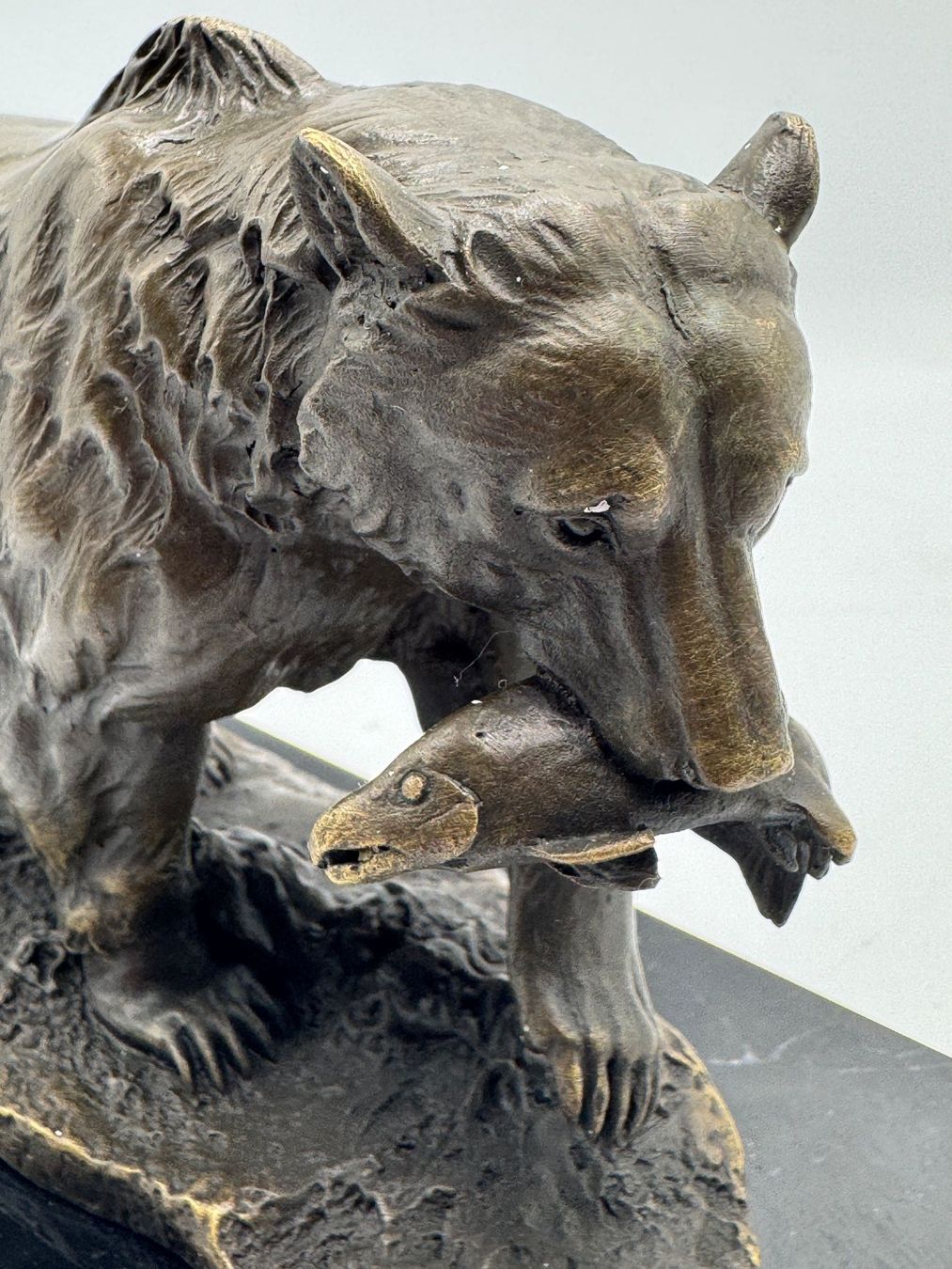 Sculture & Statue: Bronze Bär mit Fisch Skulptur – Usato da Sachseln venduto da BONATI01