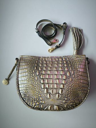 Schultertasche aus Brahmin-Leder mit Krokodilprägung