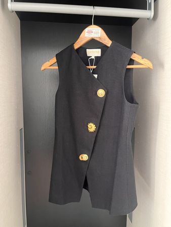 Sézane Éditions gilet sartoriale nero con bottoni gioiello d